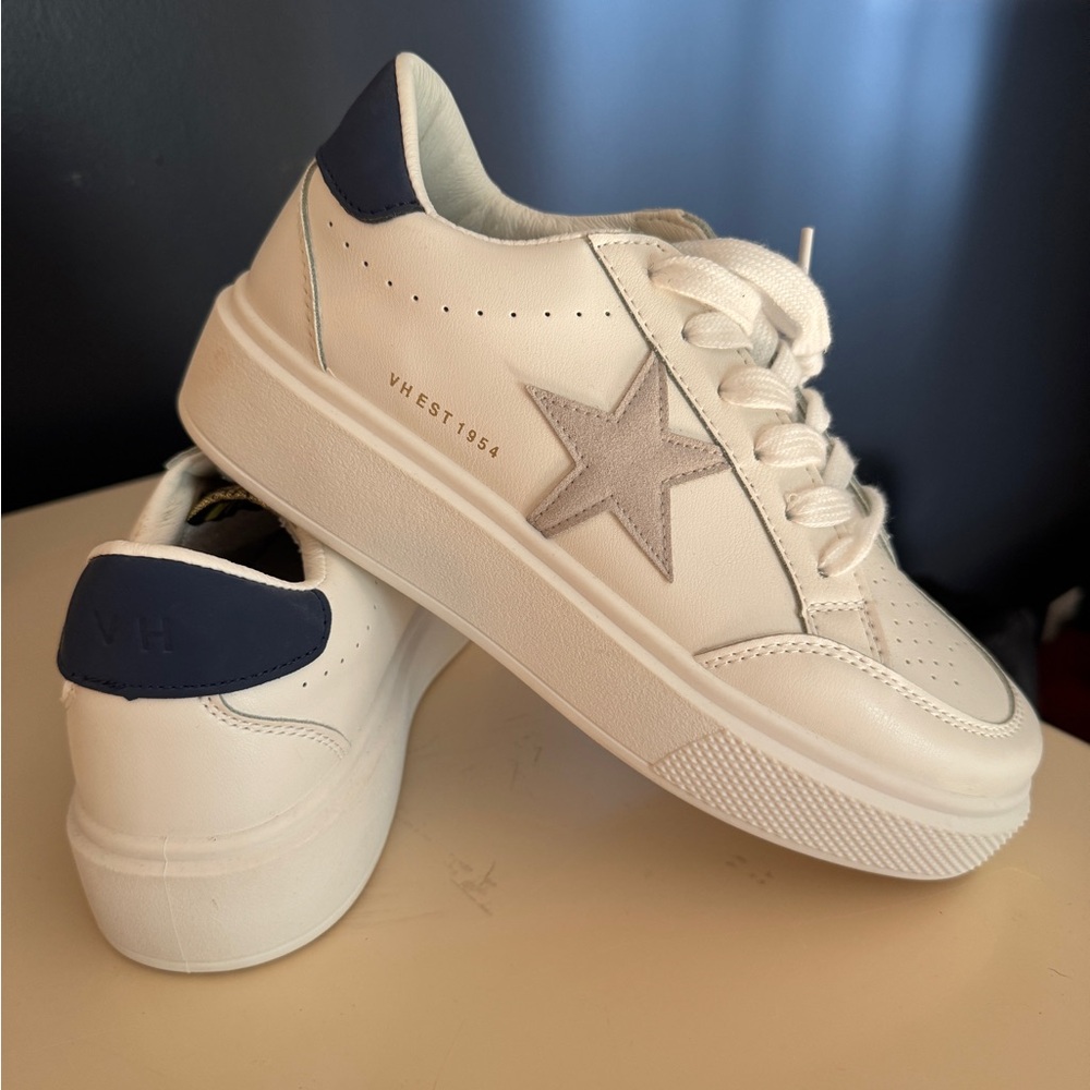 Vintage Havana White Leather Low-Top Sneakers with Gray Star and Navy Heel Tab
